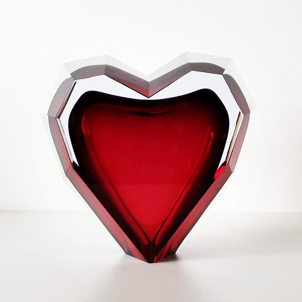 Lukáš Jabůrek ručně foukaný objekt ve tvaru srdce, podjímaný rubínem 25 cm